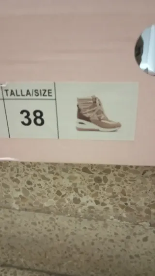 Botas marrones y doradas