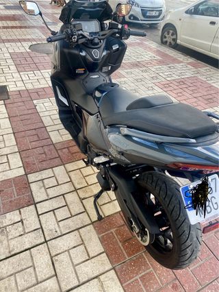 Yamaha TMAX 560 - Cúpula Sport y Libro