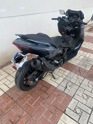 Yamaha TMAX 560 - Cúpula Sport y Libro
