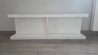 Estantería blanca de madera para colgar