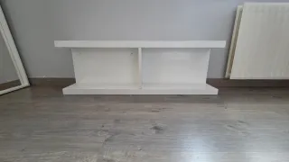 Estantería blanca de madera para colgar