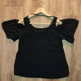 Blusa negra con hombros descubiertos