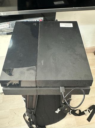 PS4 (PlayStation 4) Negra con mandos