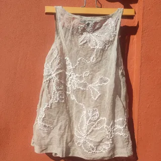 Top bordado elegante beige y blanco