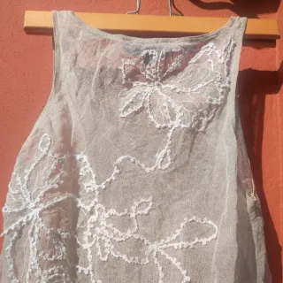 Top bordado elegante beige y blanco