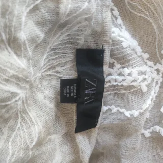 Top bordado elegante beige y blanco