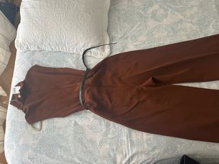 Mono elegante marrón