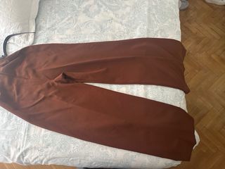 Mono elegante marrón