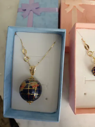 2 collane con ciondolo mappamondo
