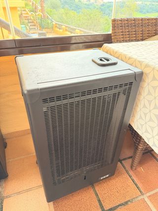 Calentador a gas con bombona y manguera