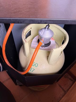 Calentador a gas con bombona y manguera