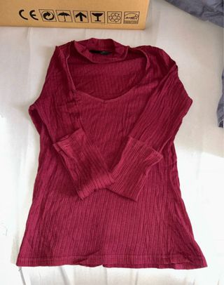 Camiseta granate cuello choker manga larga