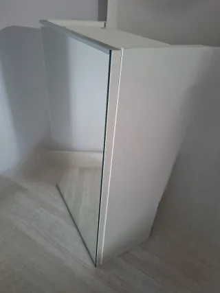 Mueble de baño blanco con espejo
