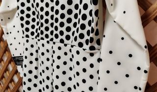 Vestido blanco con topos negros