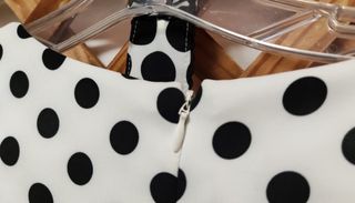 Vestido blanco con topos negros