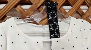 Vestido blanco con topos negros