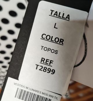 Vestido blanco con topos negros