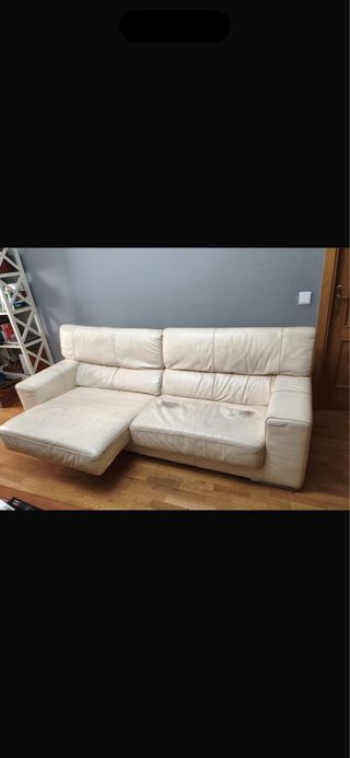 Sofá de piel beige