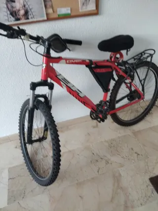Bicicleta de montaña roja 640932913