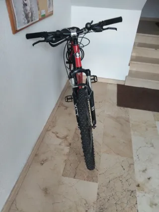 Bicicleta de montaña roja 640932913