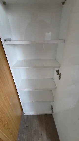 Armario blanco estrecho con puerta