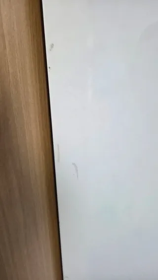 Armario blanco estrecho con puerta