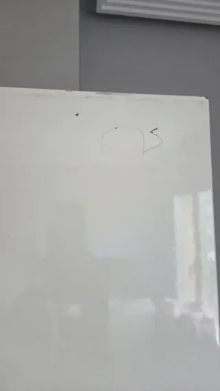 Armario blanco estrecho con puerta