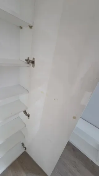 Armario blanco estrecho con puerta