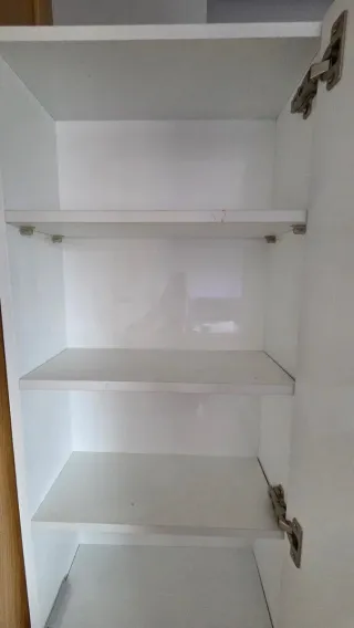 Armario blanco estrecho con puerta