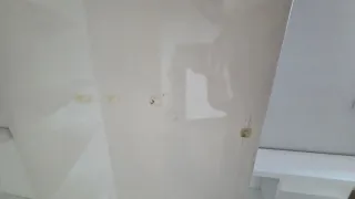 Armario blanco estrecho con puerta