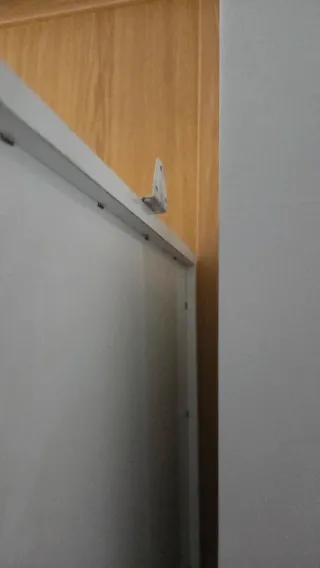 Armario blanco estrecho con puerta