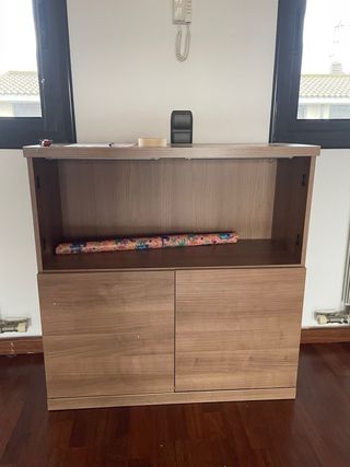 Armario de madera marrón y multicolor