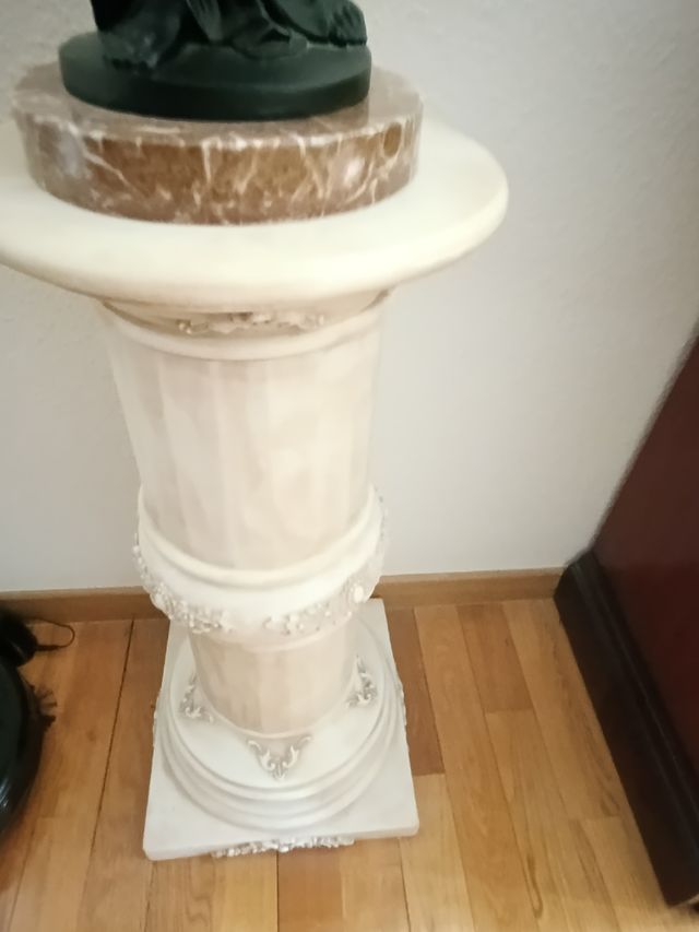 Figura Alabastro Pintada Negro. Con base Alabastro