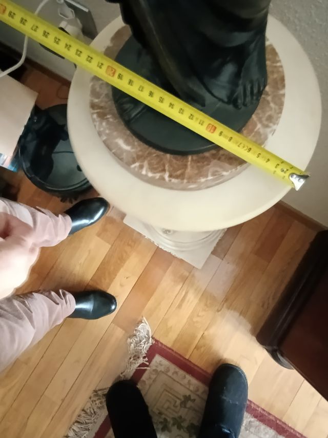 Figura Alabastro Pintada Negro. Con base Alabastro