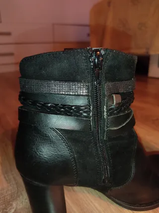 Botines negros con tacón y adornos