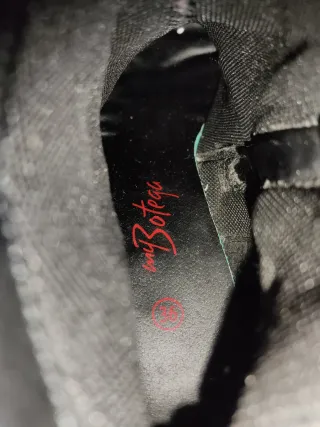 Botines negros con tacón y adornos