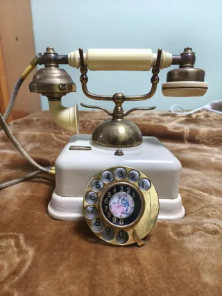 Teléfono antiguo decorativo