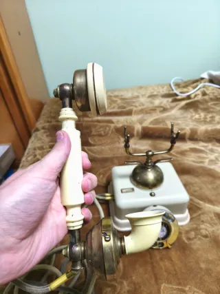 Teléfono antiguo decorativo