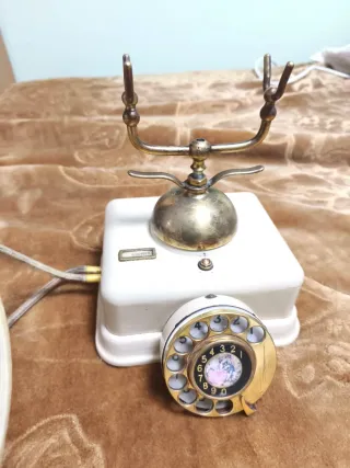Teléfono antiguo decorativo