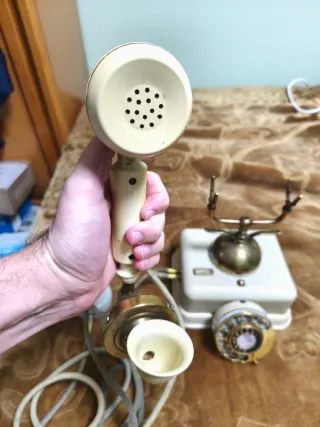 Teléfono antiguo decorativo