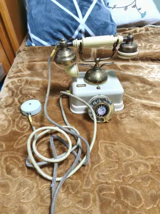 Teléfono antiguo decorativo