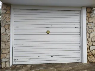 Puerta de garaje y motor.