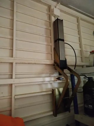 Puerta de garaje y motor.