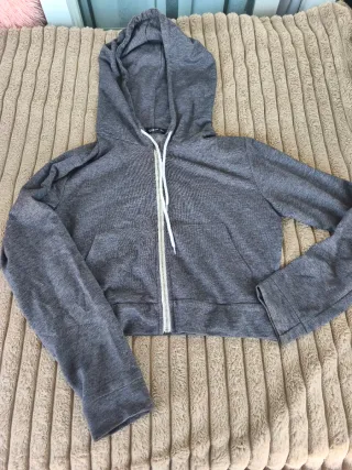 Sudadera gris corta con cremallera