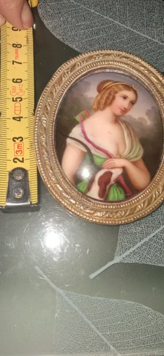 Antica placca in  ceramica e bronzo