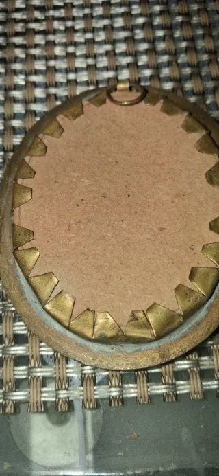 Antica placca in  ceramica e bronzo