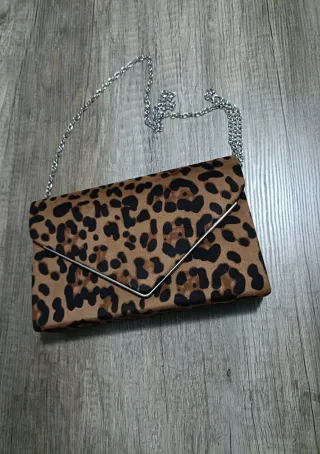 Bolso y botas estampado leopardo