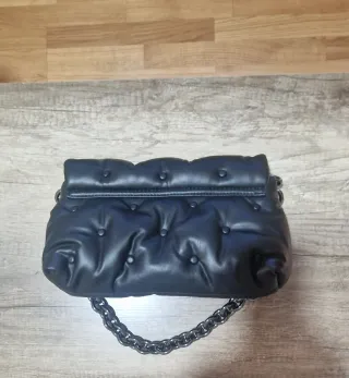 Bolso negro acolchado con cadena
