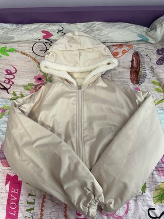 Chaqueta H&M Divided crema con capucha reversible