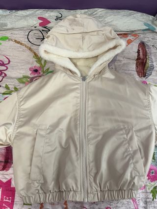 Chaqueta H&M Divided crema con capucha reversible